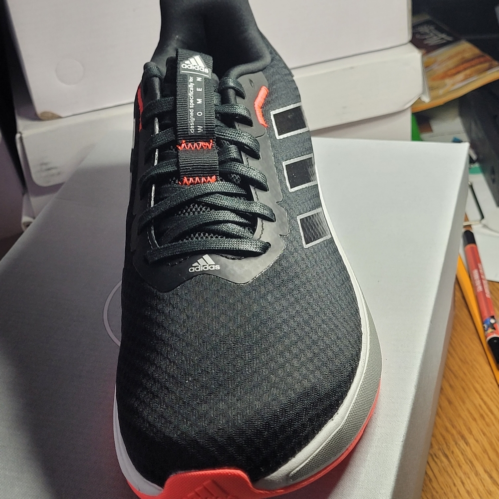Ladies Adidas Sneaker - Picture 4 of 9